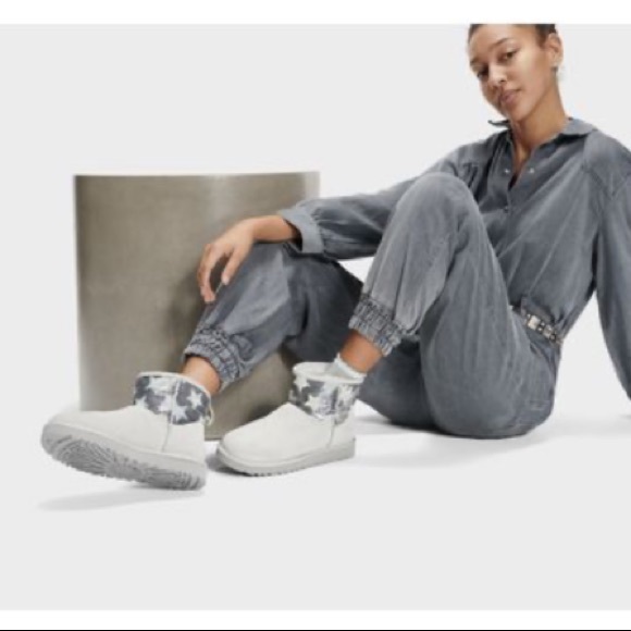 UGG CLASSIC MINI SEQUIN STARS IN GREY - Picture 2 of 10